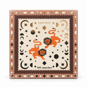 Boîte de 100 allumettes Paddywax Lions, deux lions orange et motifs célestes, sur fond blanc