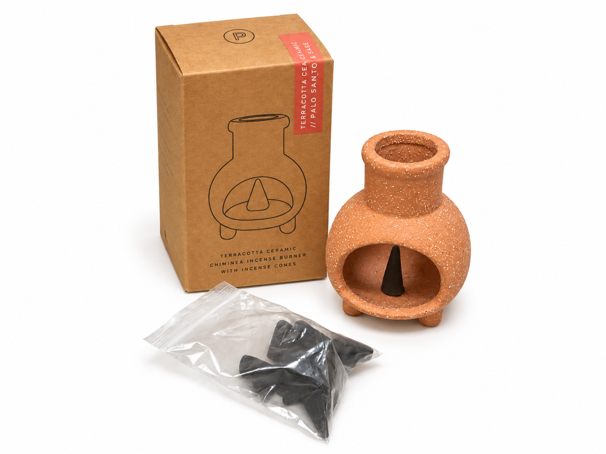 Brûleur d’encens Chiminea Paddywax terracotta, boîte et cônes Palo Santo & Sage sur fond blanc