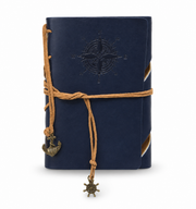 Carnet bleu marine Boussole avec cordon et breloques nautiques, sans étiquette sur fond blanc