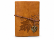 Carnet camel à feuilles d’érable avec cordon et pendentif, sans étiquette sur fond blanc