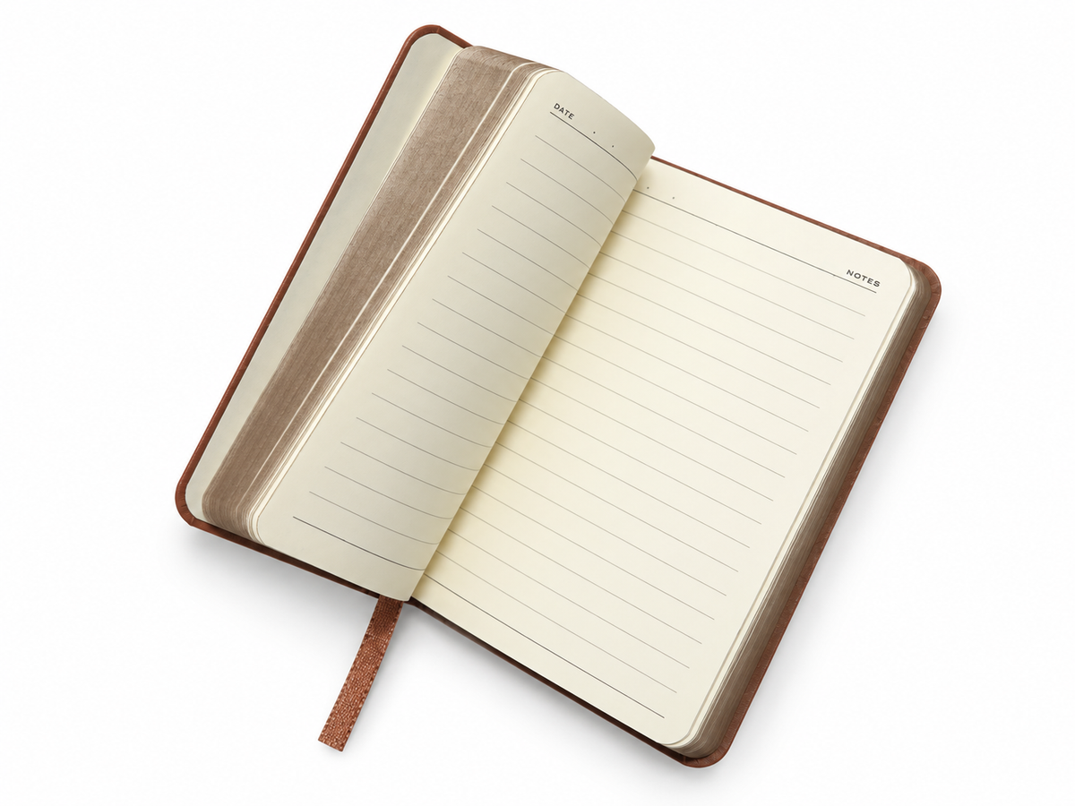 Intérieur du carnet marron à pages crème lignées et ruban marque-page, sur fond blanc
