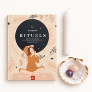Mon moment sacré : Rituels — Prendre soin de soi en ritualisant son quotidien — Womoon, bougie blanche, trois pierres et coquille Saint-Jacques
