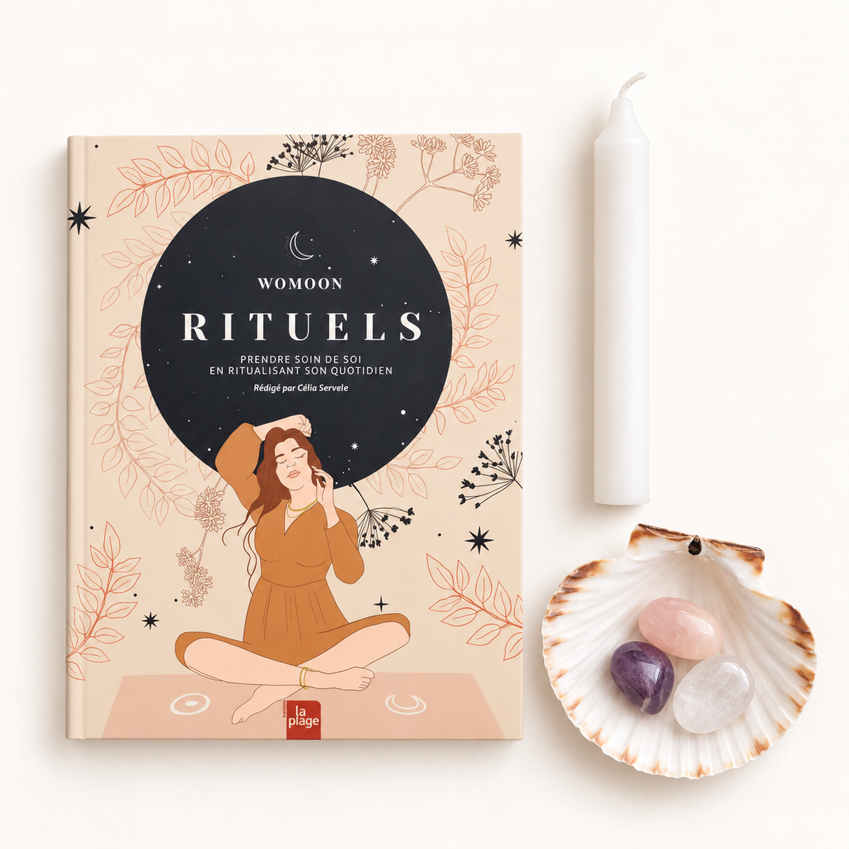 Mon moment sacré : Rituels — Prendre soin de soi en ritualisant son quotidien — Womoon, bougie blanche, trois pierres et coquille Saint-Jacques